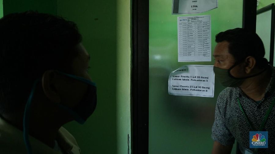 Peserta mengikuti Ujian Tulis Berbasis Komputer (UTBK) di SMKN 46 Jakarta, Senin (6/7/20). SMKN 46, Jakarta menyelenggarakan ujian dalam dua tahap yakni sesi 1 dan sesi 2, dibagi pada pukul 09.00 WIIB dan sesi 2, 14.00 WIB
Jumlah keseluruhan peserta untuk 1 sesi mencapai 90 orang.
Pelaksanaan UTBK tersebut menerapkan protokol kesehatan, termasuk memakai masker dan sarung tangan.
Di Jakarta, protokol ini diikuti oleh para peserta UTBK di SMKN 46 Jakarta sebagaimana dilaporkan CNBC Indonesia
Selama beberapa jam, para peserta UTBK yang bermasker dan memakai sarung tangan tampak berkonsentrasi mengerjakan soal ujian di hadapan komputer masing-masing. Beberapa di antara mereka juga memakai face shield. (CNBC Indonesia/ Tri Susilo)