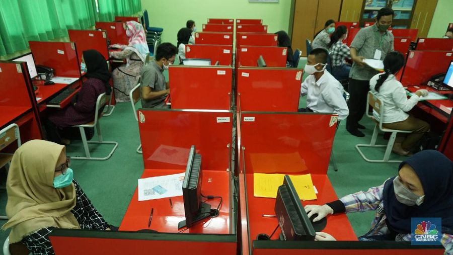 Peserta mengikuti Ujian Tulis Berbasis Komputer (UTBK) di SMKN 46 Jakarta, Senin (6/7/20). SMKN 46, Jakarta menyelenggarakan ujian dalam dua tahap yakni sesi 1 dan sesi 2, dibagi pada pukul 09.00 WIIB dan sesi 2, 14.00 WIB 

Jumlah keseluruhan peserta untuk 1 sesi mencapai 90 orang. 

 Pelaksanaan UTBK tersebut menerapkan protokol kesehatan, termasuk memakai masker dan sarung tangan.    

 Di Jakarta, protokol ini diikuti oleh para peserta UTBK di SMKN 46 Jakarta sebagaimana dilaporkan վ
Selama beberapa jam, para peserta UTBK yang bermasker dan memakai sarung tangan tampak berkonsentrasi mengerjakan soal ujian di hadapan komputer masing-masing. Beberapa di antara mereka juga memakai face shield.  (վ/ Tri Susilo)