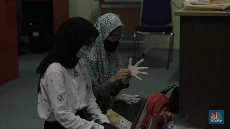 Peserta mengikuti Ujian Tulis Berbasis Komputer (UTBK) di SMKN 46 Jakarta, Senin (6/7/20). SMKN 46, Jakarta menyelenggarakan ujian dalam dua tahap yakni sesi 1 dan sesi 2, dibagi pada pukul 09.00 WIIB dan sesi 2, 14.00 WIB 

Jumlah keseluruhan peserta untuk 1 sesi mencapai 90 orang. 

 Pelaksanaan UTBK tersebut menerapkan protokol kesehatan, termasuk memakai masker dan sarung tangan.    

 Di Jakarta, protokol ini diikuti oleh para peserta UTBK di SMKN 46 Jakarta sebagaimana dilaporkan CNBC Indonesia
Selama beberapa jam, para peserta UTBK yang bermasker dan memakai sarung tangan tampak berkonsentrasi mengerjakan soal ujian di hadapan komputer masing-masing. Beberapa di antara mereka juga memakai face shield.  (CNBC Indonesia/ Tri Susilo)