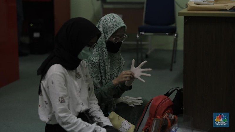 Peserta mengikuti Ujian Tulis Berbasis Komputer (UTBK) di SMKN 46 Jakarta, Senin (6/7/20). SMKN 46, Jakarta menyelenggarakan ujian dalam dua tahap yakni sesi 1 dan sesi 2, dibagi pada pukul 09.00 WIIB dan sesi 2, 14.00 WIB 

Jumlah keseluruhan peserta untuk 1 sesi mencapai 90 orang. 

 Pelaksanaan UTBK tersebut menerapkan protokol kesehatan, termasuk memakai masker dan sarung tangan.    

 Di Jakarta, protokol ini diikuti oleh para peserta UTBK di SMKN 46 Jakarta sebagaimana dilaporkan CNBC Indonesia
Selama beberapa jam, para peserta UTBK yang bermasker dan memakai sarung tangan tampak berkonsentrasi mengerjakan soal ujian di hadapan komputer masing-masing. Beberapa di antara mereka juga memakai face shield.  (CNBC Indonesia/ Tri Susilo)