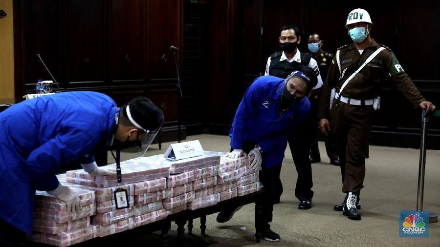 Barang Bukti Pengembalian Kerugian Keuangan Negara dari Manajer Investasi PT. Sinarmas Asset Management di Kejaksaan Agung RI, Jakarta, Selasa (7/7). (CNBC Indonesia/ Muhammad Sabki)