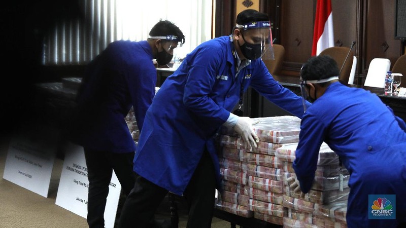 Barang Bukti Pengembalian Kerugian Keuangan Negara dari Manajer Investasi PT. Sinarmas Asset Management di Kejaksaan Agung RI, Jakarta, Selasa (7/7). (CNBC Indonesia/ Muhammad Sabki)