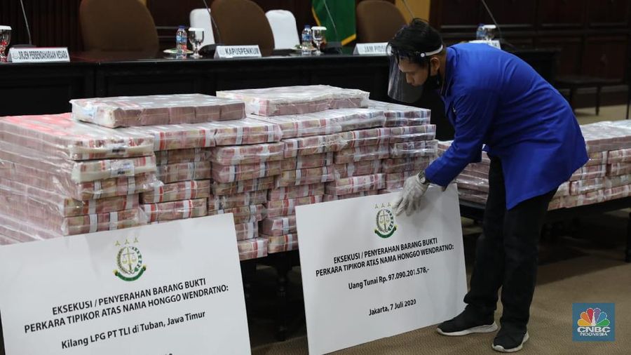 Barang bukti terpidana Honggo Hendratno di Kejagung, Selasa (7/7/2020).  (CNBC Indonesia/ Muhammad Sabki)