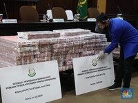 Gunungan Uang! Kejagung Sita Rp97 Miliar Milik Eks Bos TPPI