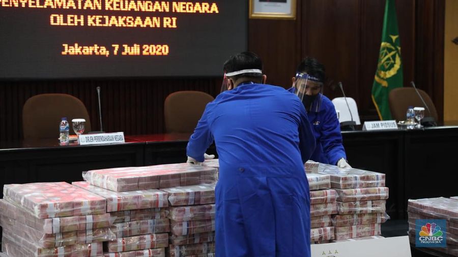 Barang bukti terpidana Honggo Hendratno di Kejagung, Selasa (7/7/2020).  (CNBC Indonesia/ Muhammad Sabki)