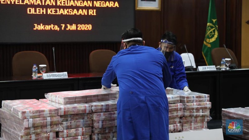 Barang bukti terpidana Honggo Hendratno di Kejagung, Selasa (7/7/2020).  (CNBC Indonesia/ Muhammad Sabki)