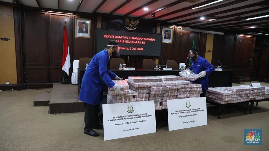 Barang bukti terpidana Honggo Hendratno di Kejagung, Selasa (7/7/2020).  (CNBC Indonesia/ Muhammad Sabki)
