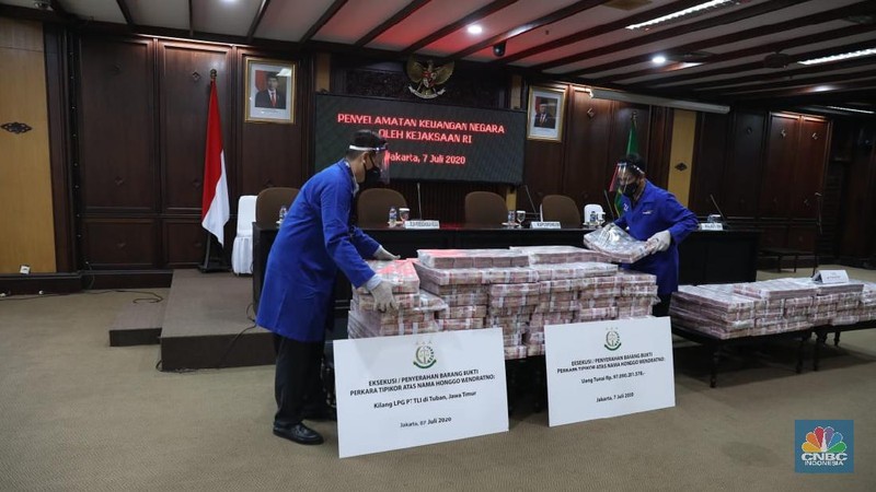 Barang bukti terpidana Honggo Hendratno di Kejagung, Selasa (7/7/2020).  (CNBC Indonesia/ Muhammad Sabki)