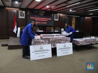 Disita Kejagung, Ini Gunungan Uang Rp97 M Milik Eks Bos TPPI