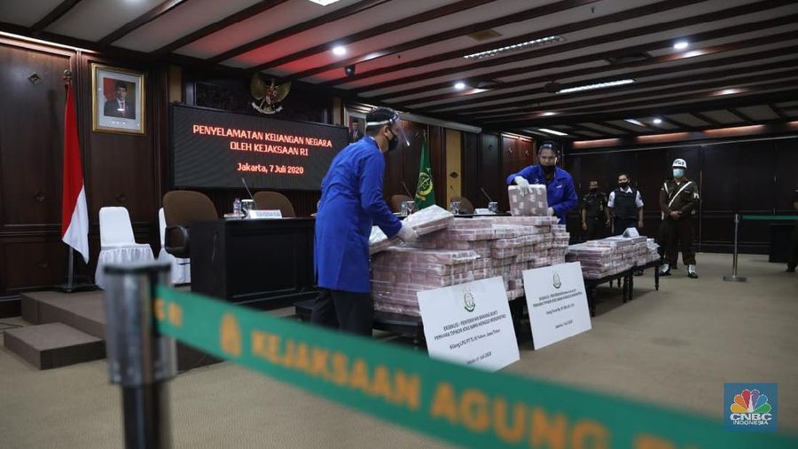 Barang bukti terpidana Honggo Hendratno di Kejagung, Selasa (7/7/2020).  (CNBC Indonesia/ Muhammad Sabki)