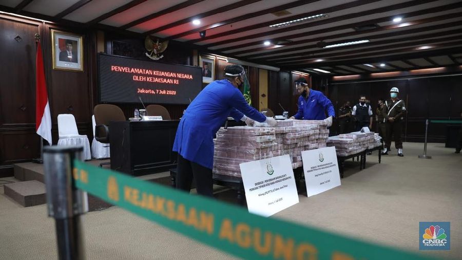 Barang bukti terpidana Honggo Hendratno di Kejagung, Selasa (7/7/2020). (CNBC Indonesia/ Muhammad Sabki)