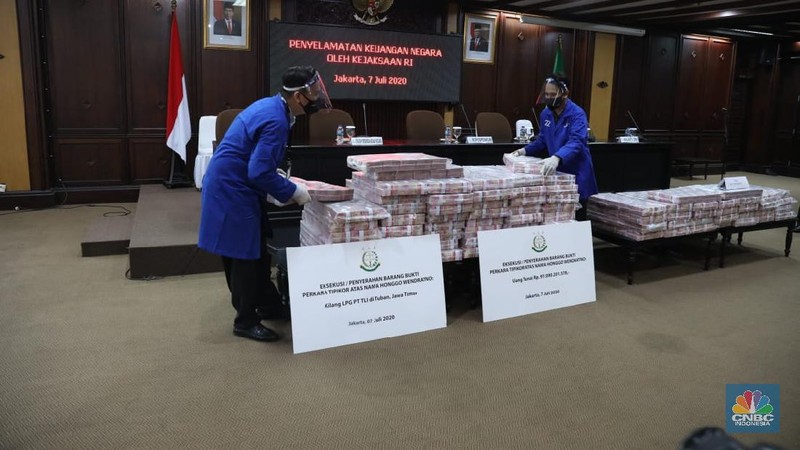 Barang bukti terpidana Honggo Hendratno di Kejagung, Selasa (7/7/2020).  (CNBC Indonesia/ Muhammad Sabki)