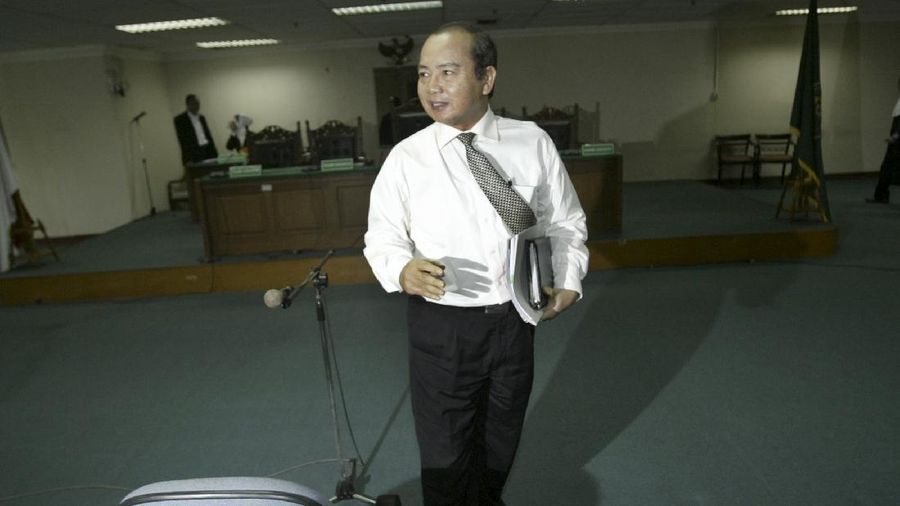 Former governor of Indonesia's central bank Burhanuddin Abdullah, center, prepares to leave the courtroom after his trial at the Corruption Court in Jakarta, Indonesia, Wednesday, June 25, 2008. Abdullah was tried on corruption charges involving an $11 million transfer to several former members of parliament in 2004 to help pave the way for the passage of amendments to the central bank law. (AP Photo/Tatan Syuflana)