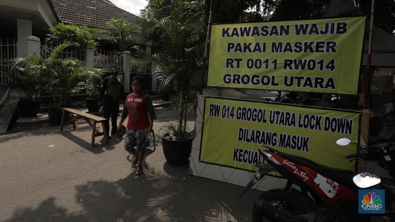 Dua wilayah Rukun Warga 006 dan 014, Kelurahan Grogol Utara, Kebayoran Lama, Jakarta Selatan, ditutup sementara selama 14 hari usai 16 warga di kompleks itu ditemukan positif Covid-19. Selasa (7/7/20). (CNBC Indonesia/Tri Susilo)