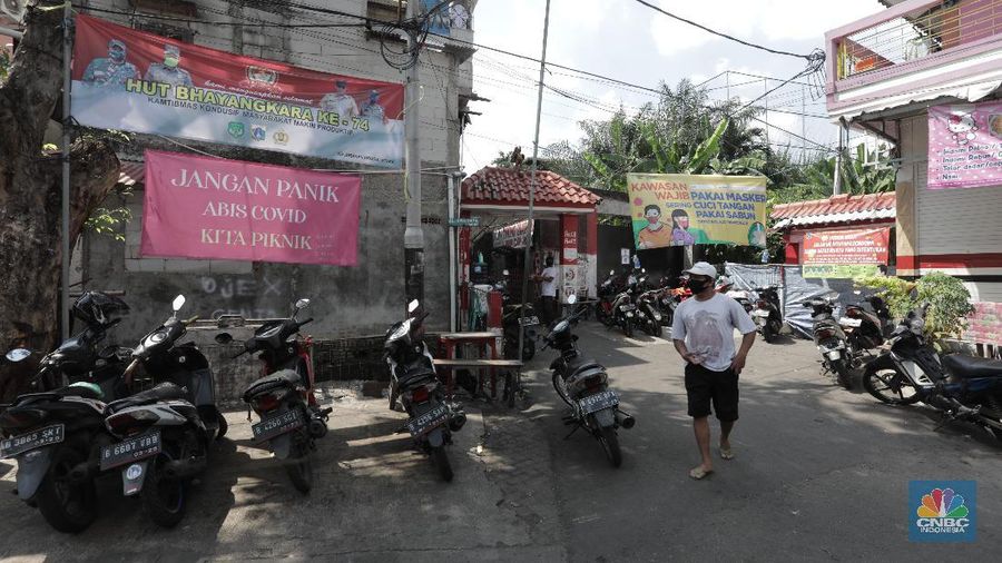 Dua wilayah Rukun Warga 006 dan 014, Kelurahan Grogol Utara, Kebayoran Lama, Jakarta Selatan, ditutup sementara selama 14 hari usai 16 warga di kompleks itu ditemukan positif Covid-19. Selasa (7/7/20). (CNBC Indonesia/Tri Susilo)