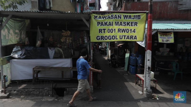 Dua wilayah Rukun Warga 006 dan 014, Kelurahan Grogol Utara, Kebayoran Lama, Jakarta Selatan, ditutup sementara selama 14 hari usai 16 warga di kompleks itu ditemukan positif Covid-19. Selasa (7/7/20). (CNBC Indonesia/Tri Susilo)