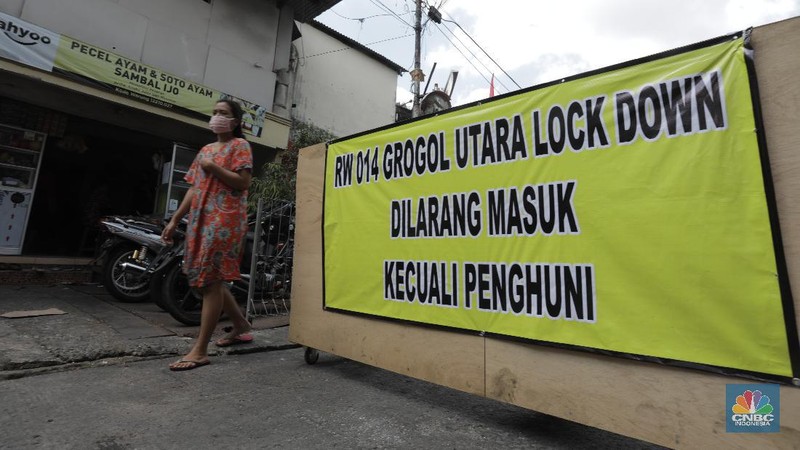 Dua wilayah Rukun Warga 006 dan 014, Kelurahan Grogol Utara, Kebayoran Lama, Jakarta Selatan, ditutup sementara selama 14 hari usai 16 warga di kompleks itu ditemukan positif Covid-19. Selasa (7/7/20). (CNBC Indonesia/Tri Susilo)