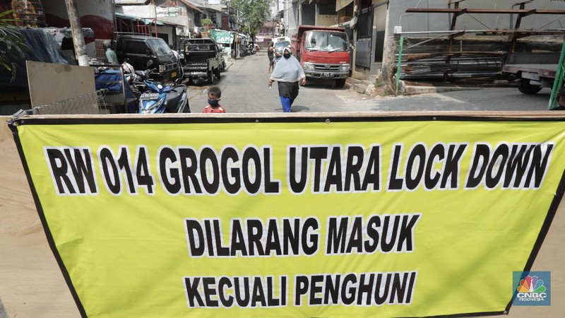 Dua wilayah Rukun Warga 006 dan 014, Kelurahan Grogol Utara, Kebayoran Lama, Jakarta Selatan, ditutup sementara selama 14 hari usai 16 warga di kompleks itu ditemukan positif Covid-19. Selasa (7/7/20). (CNBC Indonesia/Tri Susilo)