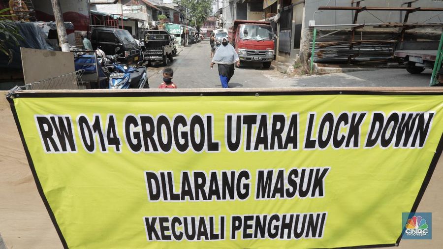 Dua wilayah Rukun Warga 006 dan 014, Kelurahan Grogol Utara, Kebayoran Lama, Jakarta Selatan, ditutup sementara selama 14 hari usai 16 warga di kompleks itu ditemukan positif Covid-19. Selasa (7/7/20). (CNBC Indonesia/Tri Susilo)