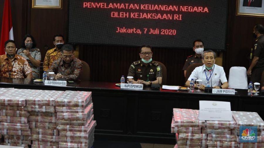 Kepala Pusat Penerangan Hukum (Kapuspenkum) Kejaksaan Agung, Hari Setiyono saat konfrensi pers Barang bukti terpidana Honggo Hendratno di Kejagung, Selasa (7/7/2020).  (CNBC Indonesia/ Muhammad Sabki)