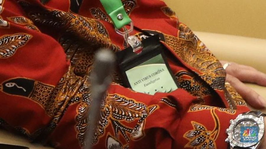 Menteri Pertanian (Mentan) Syahrul Yasin Limpo menghadiri rapat kerja bersama Komisi IV DPR RI, Selasa (7/7) dengan menggunakan kalung antivirus corona. (CNBC Indonesia/ Muhammad Sabki)