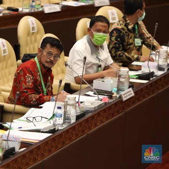 Ini Gaya Mentan SYL Pamer Kalung Anti Virus di Depan DPR