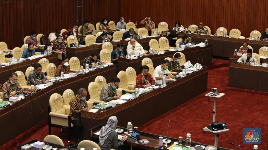 Menteri Pertanian (Mentan) Syahrul Yasin Limpo menghadiri rapat kerja bersama Komisi IV DPR RI, Selasa (7/7) dengan menggunakan kalung antivirus corona. (CNBC Indonesia/ Muhammad Sabki)