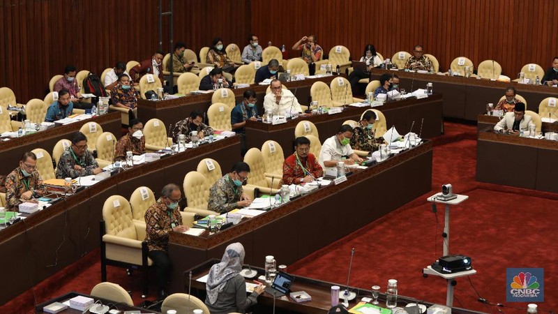 Menteri Pertanian (Mentan) Syahrul Yasin Limpo menghadiri rapat kerja bersama Komisi IV DPR RI, Selasa (7/7) dengan menggunakan kalung antivirus corona. (CNBC Indonesia/ Muhammad Sabki)