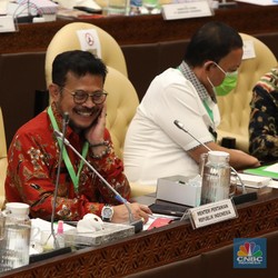 Mentan Pamer Kalung Anti Virus, Di-Bully Juga Dipuji di DPR