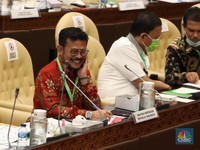 Mentan Pamer Kalung Anti Virus, Di-Bully Juga Dipuji di DPR