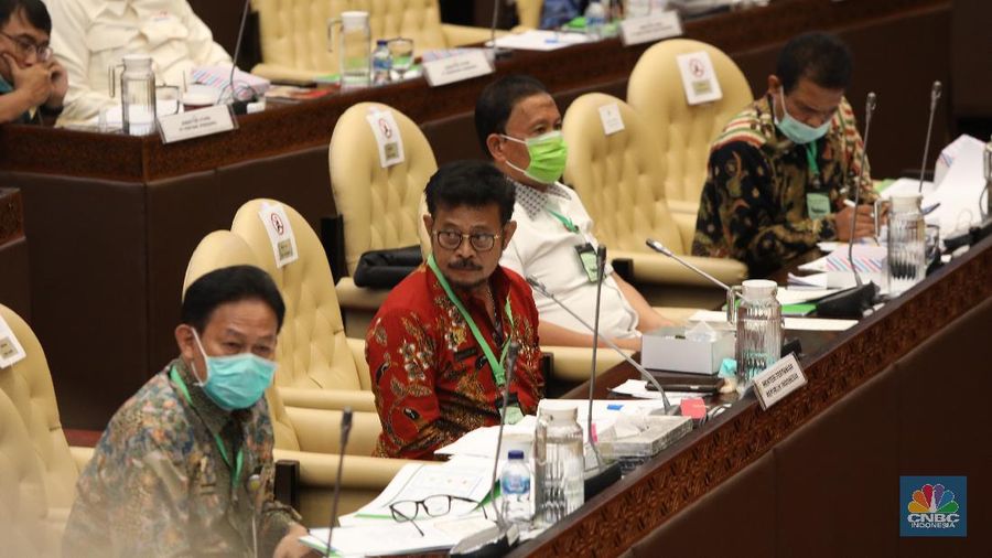 Menteri Pertanian (Mentan) Syahrul Yasin Limpo menghadiri rapat kerja bersama Komisi IV DPR RI, Selasa (7/7) dengan menggunakan kalung antivirus corona. (CNBC Indonesia/ Muhammad Sabki)