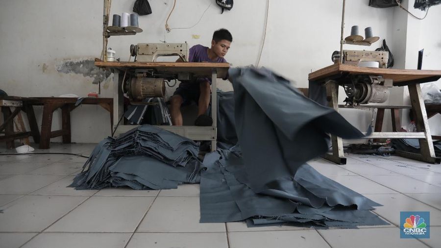 Pagebluk Covid-19 menjadi masa paling suram bagi Yani, pengusaha konveksi pakaian asal Jakarta, Kecamatan Kebayoran Lama, Jakarta Selatan. Bagaimana tidak, omset usaha yang dirintisnya sejak dulu menurun dengan sejumlah order atau pesanan dibatalkan. (7/7/20). CNBC Indonesia/Tri Susilo