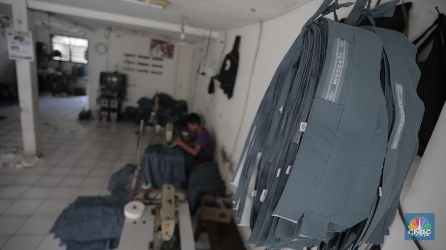 Pagebluk Covid-19 menjadi masa paling suram bagi Yani, pengusaha konveksi pakaian asal Jakarta, Kecamatan Kebayoran Lama, Jakarta Selatan. Bagaimana tidak, omset usaha yang dirintisnya sejak dulu menurun dengan sejumlah order atau pesanan dibatalkan. (7/7/20). CNBC Indonesia/Tri Susilo