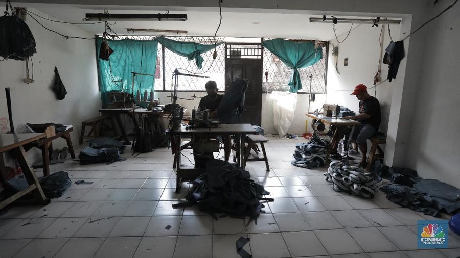 Pagebluk Covid-19 menjadi masa paling suram bagi Yani, pengusaha konveksi pakaian asal Jakarta, Kecamatan Kebayoran Lama, Jakarta Selatan. Bagaimana tidak, omset usaha yang dirintisnya sejak dulu menurun dengan sejumlah order atau pesanan dibatalkan. (7/7/20). CNBC Indonesia/Tri Susilo