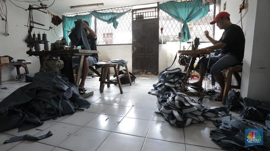 Pagebluk Covid-19 menjadi masa paling suram bagi Yani, pengusaha konveksi pakaian asal Jakarta, Kecamatan Kebayoran Lama, Jakarta Selatan. Bagaimana tidak, omset usaha yang dirintisnya sejak dulu menurun dengan sejumlah order atau pesanan dibatalkan. (7/7/20). CNBC Indonesia/Tri Susilo