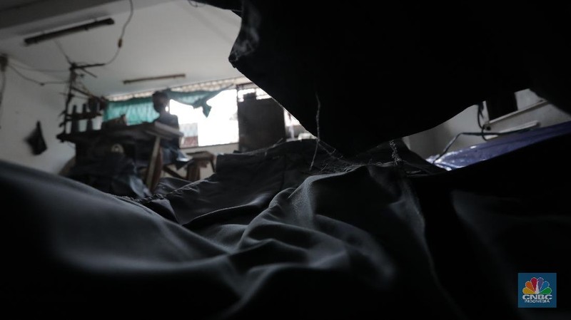 Pagebluk Covid-19 menjadi masa paling suram bagi Yani, pengusaha konveksi pakaian asal Jakarta, Kecamatan Kebayoran Lama, Jakarta Selatan. Bagaimana tidak, omset usaha yang dirintisnya sejak dulu menurun dengan sejumlah order atau pesanan dibatalkan. (7/7/20). CNBC Indonesia/Tri Susilo