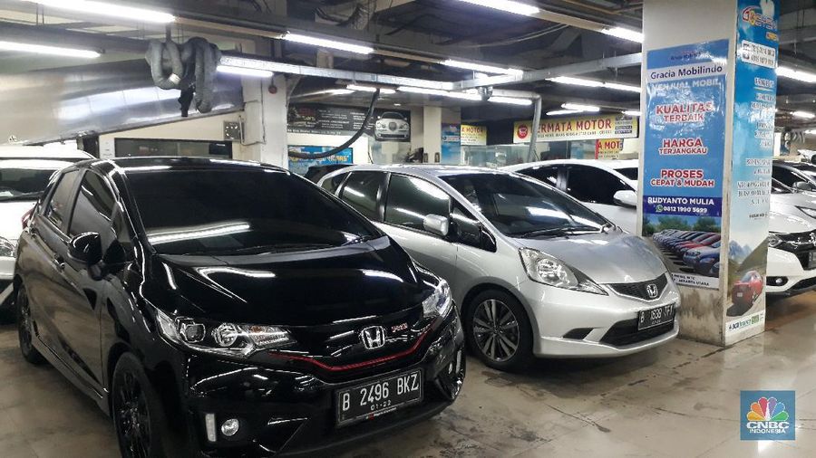 Penjualan Mobil Bekasi di WTC Mangga Dua (CNBC Indonesia/Sandy Ferry)
