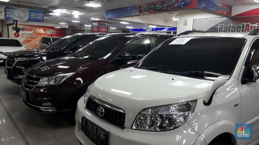 Penjualan Mobil Bekasi di WTC Mangga Dua (CNBC Indonesia/Sandy Ferry)