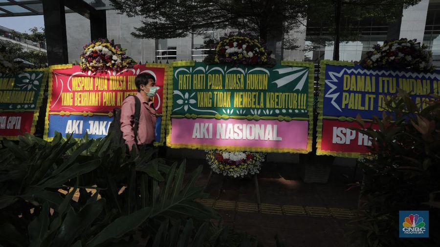 Karangan Bunga dan Poster Aksi Damai Indosurya (CNBC Indonesia/ Tri Susilo)