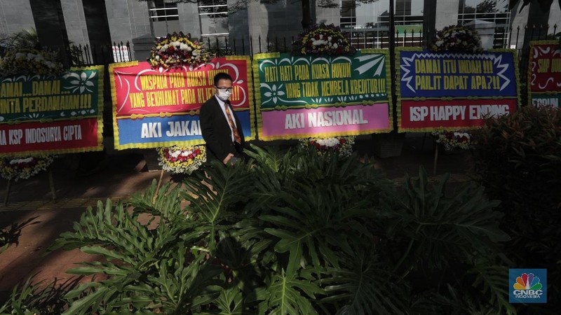 Karangan Bunga dan Poster Aksi Damai Indosurya (CNBC Indonesia/ Tri Susilo)