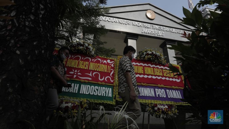 Karangan Bunga dan Poster Aksi Damai Indosurya (CNBC Indonesia/ Tri Susilo)