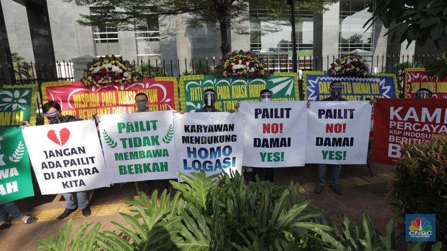 Karangan Bunga dan Poster Aksi Damai Indosurya (CNBC Indonesia/ Tri Susilo)