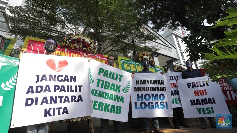 Penyitaan Aset Gedung KSP Indosurya Tanda penyitaan aset terpampang di gedung KSP Indosurya yang berlokasi di Jalan Thamrin, Jakarta Pusat, Kamis (29/92022). (CNBC Indonesia/ Tri Susilo)