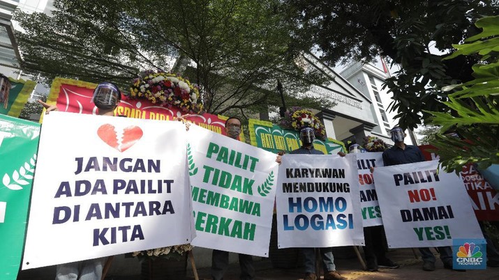 Karangan Bunga dan Poster Aksi Damai Indosurya (CNBC Indonesia/ Tri Susilo) Karangan Bunga dan Poster Aksi Damai Indosurya (CNBC Indonesia/ Tri Susilo)