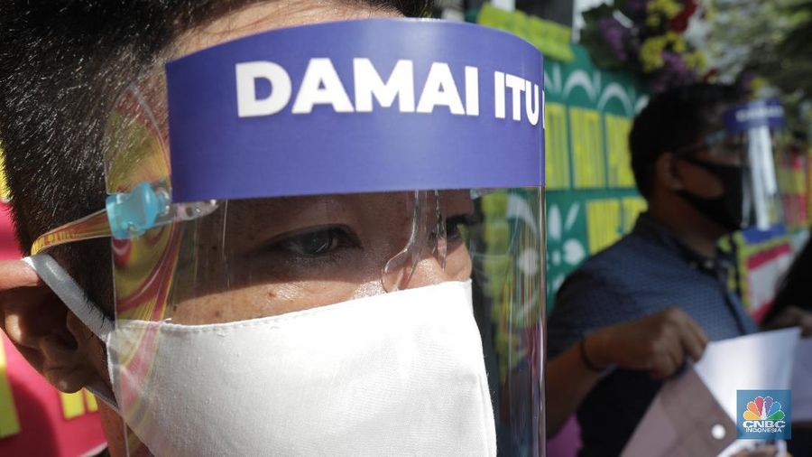 Karangan Bunga dan Poster Aksi Damai Indosurya (CNBC Indonesia/ Tri Susilo)