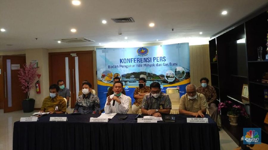 Konferensi pers BPH Migas terkait pelaksanaan program digitalisasi SPBU oleh PT Pertamina di Kantor BPH Migas. (CNBC Indonesia/ Yuni Astutik)