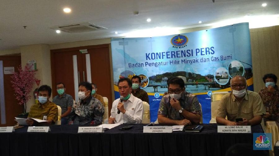 Konferensi pers BPH Migas terkait pelaksanaan program digitalisasi SPBU oleh PT Pertamina di Kantor BPH Migas. (CNBC Indonesia/ Yuni Astutik)