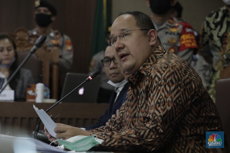 Tanda penyitaan aset terpampang di gedung KSP Indosurya yang berlokasi di Jalan Thamrin, Jakarta Pusat, Kamis (29/92022). (CNBC Indonesia/ Tri Susilo)