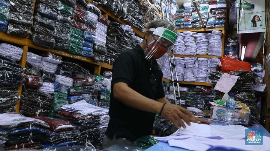 Penjualan Seragam Sekolah (CNBC Indonesia/ Muhammad Sabki)