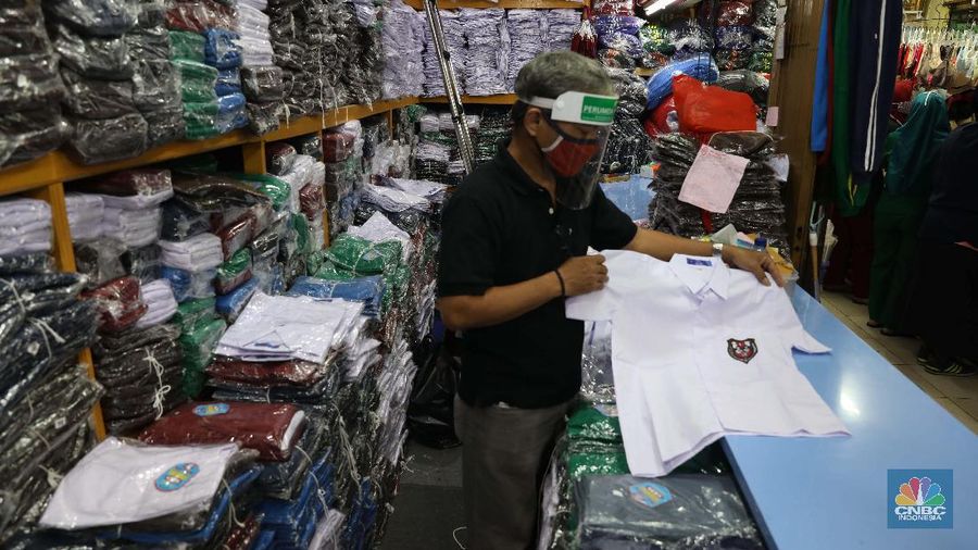 Burhan Menjaga toko di pasar Jatinegara Jakarta Timur, Rabu 8/7. Sejumlah toko di Pasar Jatinegara, Jakarta Timur,  mengaku kehilangan banyak pembeli karena tidak ada kepastian kapan sekolah kembali dibuka setelah Pembatasan Sosial Berskala Besar (PSBB) akibat pandemi virus corona. Burhan 48 tahun seorang pemilik toko baju seragam sekolah mengeluhkan turunnya hasil dagang. 